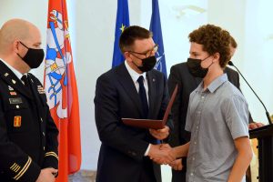  Apdovanoti „Mes esame NATO“ konkurso laureatai