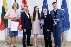  Apdovanoti „Mes esame NATO“ konkurso laureatai