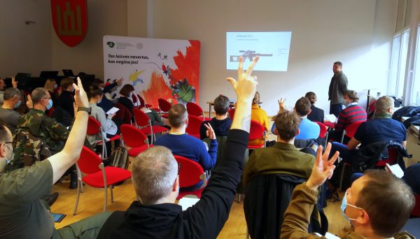 Vis daugiau Vilniaus rinktinės šaulių žinių semiasi pilietinio pasipriešinimo kursuose
