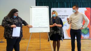  Pilietinio pasipriešinimo kursą baigė Kauno Aleksandro Stulginskio mokyklos darbuotojai
