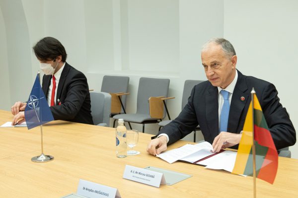  Ministras A. Anušauskas ir NATO Generalinio sekretoriaus pavaduotojas aptarė Aljanso politinį dialogą su Rusija
