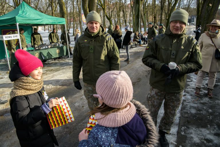 Kariūnai ir gimnazistai kvietė mylėti Lietuvą padedant sergantiems