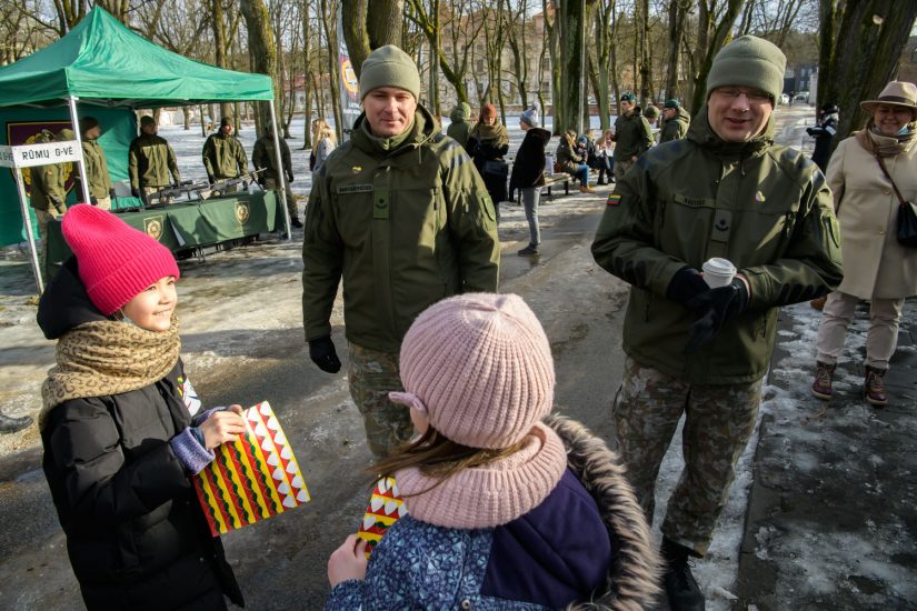 Kariūnai ir gimnazistai kvietė mylėti Lietuvą padedant sergantiems