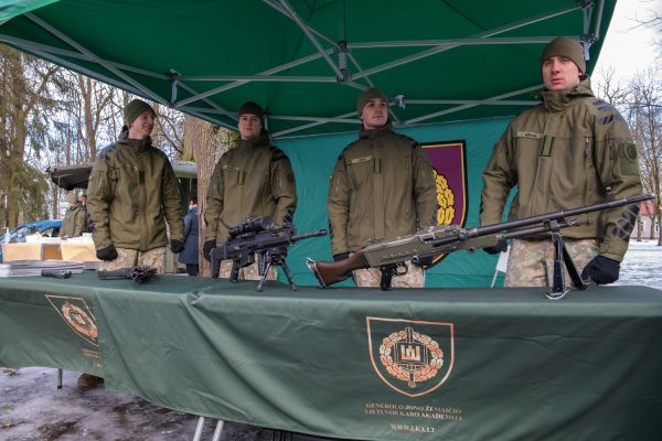  Kariūnai ir gimnazistai kvietė mylėti Lietuvą padedant sergantiems