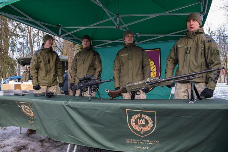  Kariūnai ir gimnazistai kvietė mylėti Lietuvą padedant sergantiems