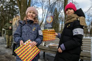  Kariūnai ir gimnazistai kvietė mylėti Lietuvą padedant sergantiems