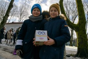  Kariūnai ir gimnazistai kvietė mylėti Lietuvą padedant sergantiems