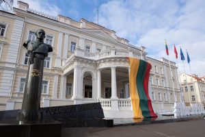  Krašto apsaugos ministerija pasipuošė trispalve