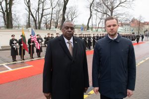  Vilniuje apsilankęs JAV gynybos sekretorius Ll. Austinas: noriu, kad visi Lietuvoje, Latvijoje ir Estijoje žinotų – JAV tvirtai stovi išvien su savo sąjungininkais