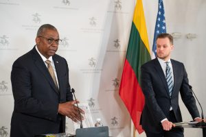  Vilniuje apsilankęs JAV gynybos sekretorius Ll. Austinas: noriu, kad visi Lietuvoje, Latvijoje ir Estijoje žinotų – JAV tvirtai stovi išvien su savo sąjungininkais