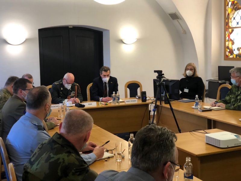 Krašto apsaugos ministerijoje su užsienio valstybių gynybos atašė aptartas atsakas į Rusijos karinę agresiją Ukrainoje