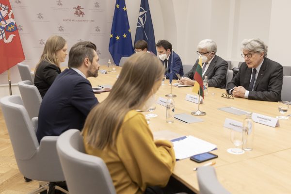  Su Europos Komisijos nariu Th. Bretonu susitikęs viceministras M. Abukevičius: ES turi tinkamai reaguoti į pasikeitusią ES saugumo situaciją