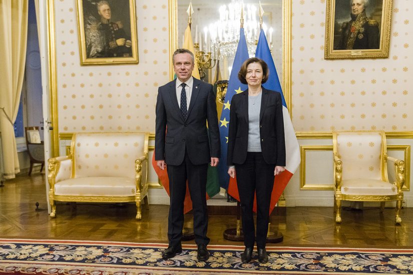 Viceministras V. Semeška su Prancūzijos gynybos ministre aptarė galimą prancūziškos ginkluotės įsigijimą