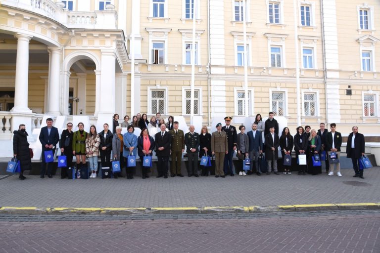 Apdovanoti rašinių konkurso „Mes esame NATO“ nugalėtojai
