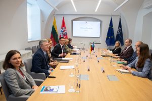  Viceministras Ž. Tomkus su Estijos delegacija aptarė gynybos planavimo, mobilizacijos, krizių ir ekstremalių situacijų valdymo klausimus