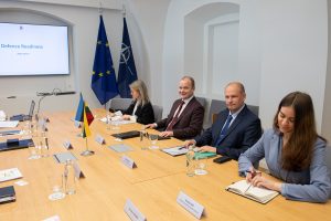  Viceministras Ž. Tomkus su Estijos delegacija aptarė gynybos planavimo, mobilizacijos, krizių ir ekstremalių situacijų valdymo klausimus