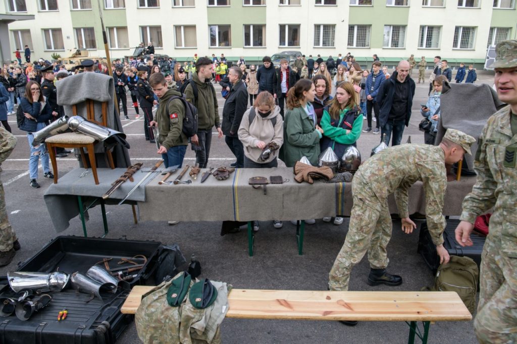 Atvirų durų dieną Karo akademija lankytojams plačiai atvėrė duris