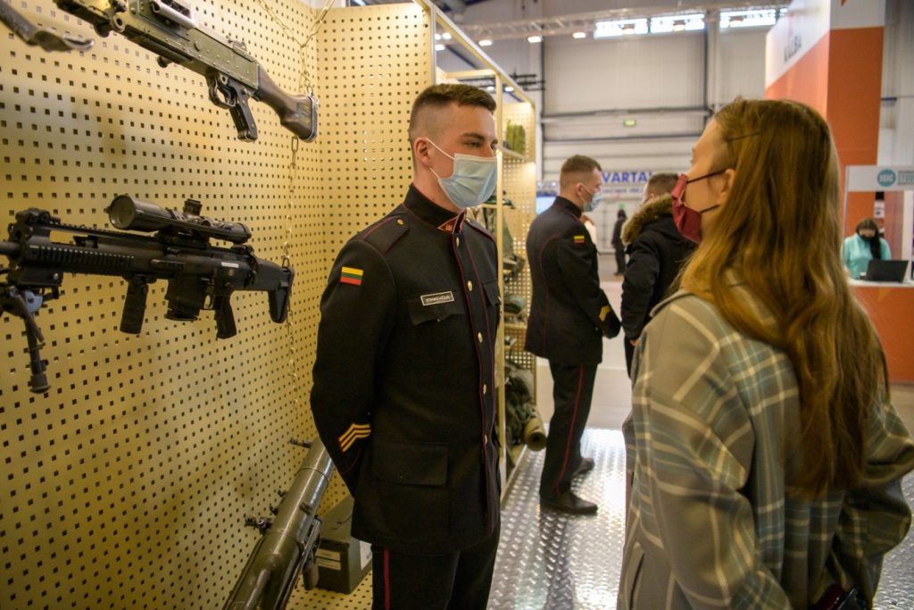 Tarptautinėje studijų parodoje karjerą planuoti padeda Karo akademija