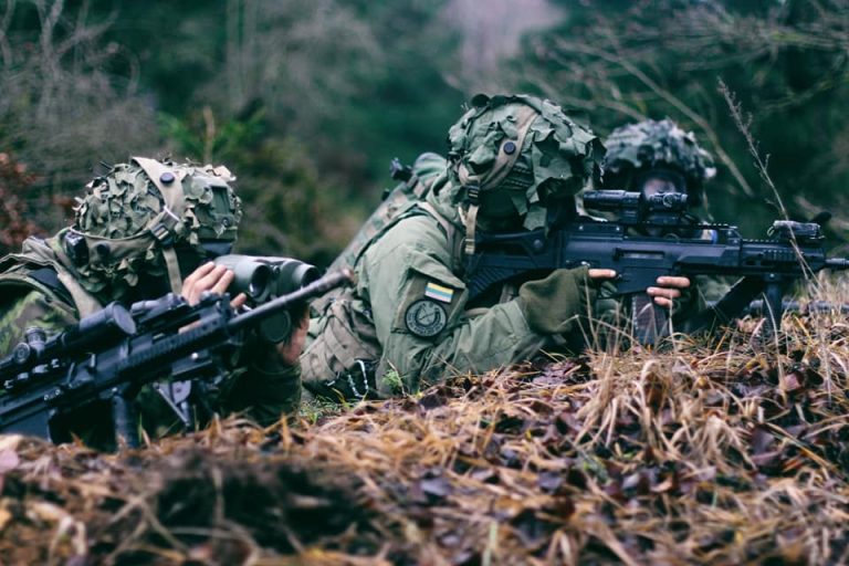 Gyventojų apklausa: išaugęs pasitikėjimas kariuomene ir NATO sąjungininkais, sustiprėjęs kritinis informacinės aplinkos vertinimas ir ryžtas priešintis