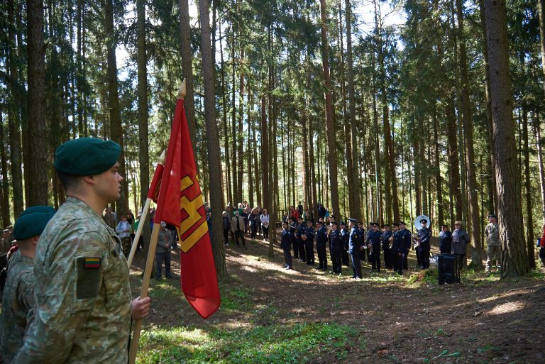 Anykščiuose pėsčiųjų žygiu pagerbti partizanai, padėtos gėlės Laisvės kovotojams atminti