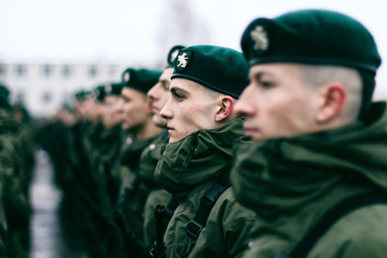Seimas priėmė įstatymo pataisas dėl karo prievolės ir alternatyviosios krašto apsaugos tarnybos: darbdaviams mažinama biurokratinė našta