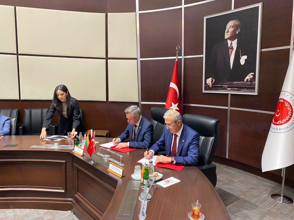 Lietuva ir Turkija pasirašė susitarimą dėl bendradarbiavimo gynybos pramonės srityje, leisiantį pirkti kovinį droną „Bayraktar”