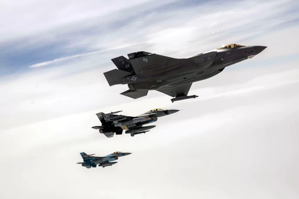 Virš Vilniaus – JAV naikintuvų F-35 skrydis