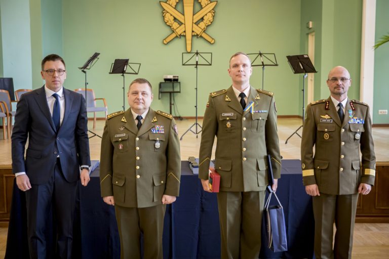  BALTDEFCOL diplomų įteikimų dieną į koledžo alumnų garbės lentą įrašytas viceministras Ž. Tomkus