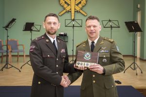  BALTDEFCOL diplomų įteikimų dieną į koledžo alumnų garbės lentą įrašytas viceministras Ž. Tomkus