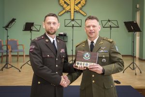  BALTDEFCOL diplomų įteikimų dieną į koledžo alumnų garbės lentą įrašytas viceministras Ž. Tomkus