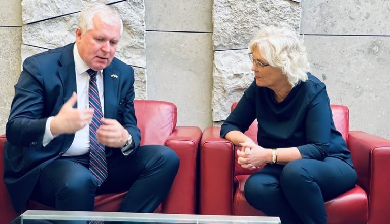 A. Anušauskas su Vokietijos gynybos ministre aptarė NATO bataliono Lietuvoje plėtros planus