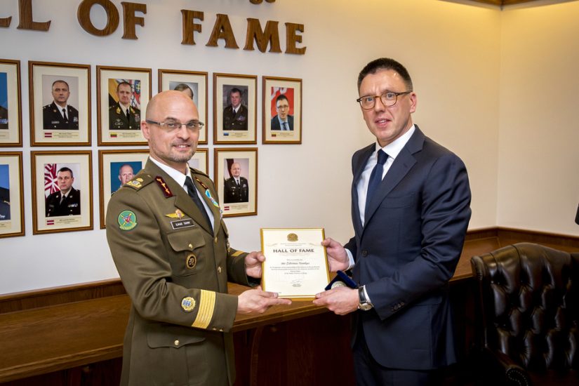 BALTDEFCOL diplomų įteikimų dieną į koledžo alumnų garbės lentą įrašytas viceministras Ž. Tomkus