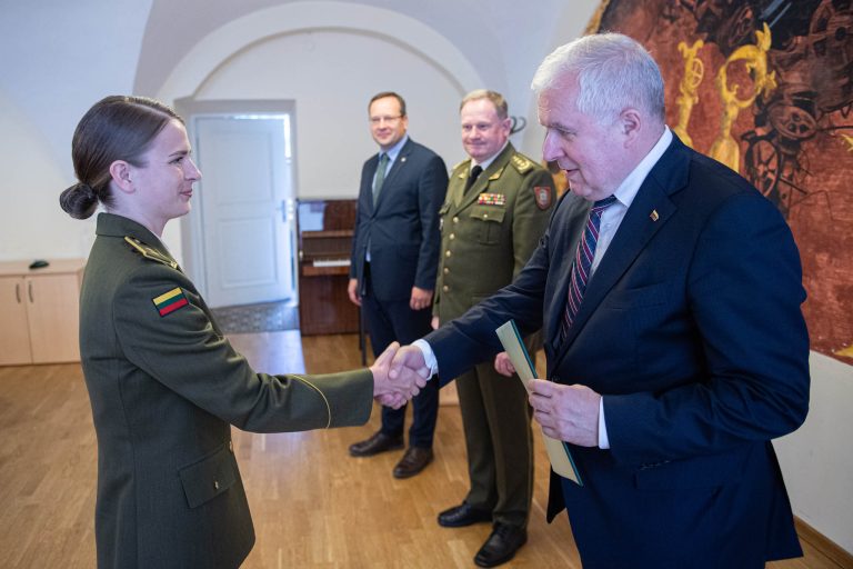 Lietuvos karo akademijos absolventams įteikti magistro diplomai