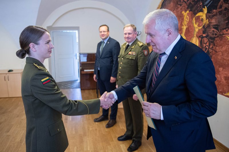 Lietuvos karo akademijos absolventams įteikti magistro diplomai