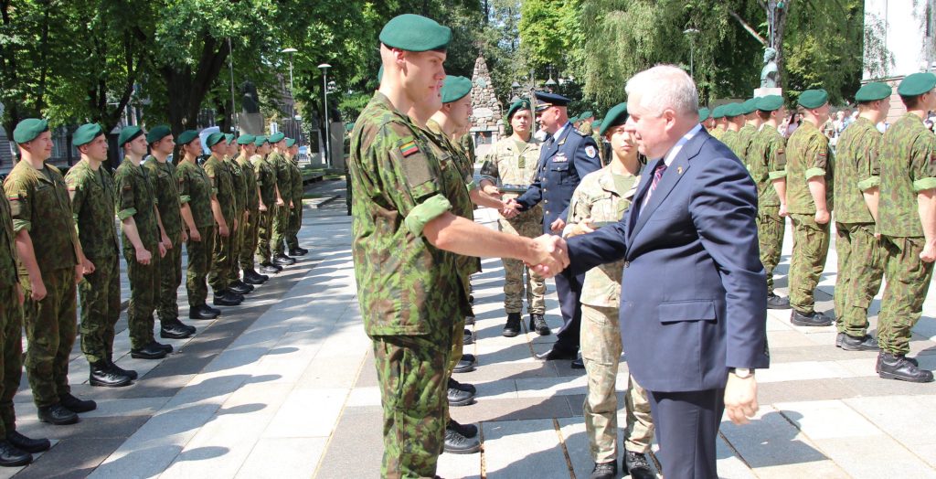 Naują karininkų kartą pasveikinęs A. Anušauskas: tegul jūsų ryžtas ir įgyta patirtis kasdien stiprina Lietuvą