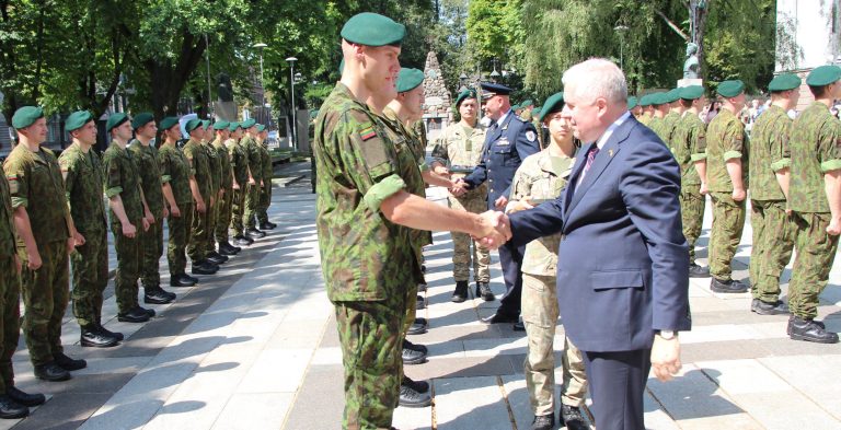Naują karininkų kartą pasveikinęs A. Anušauskas: tegul jūsų ryžtas ir įgyta patirtis kasdien stiprina Lietuvą