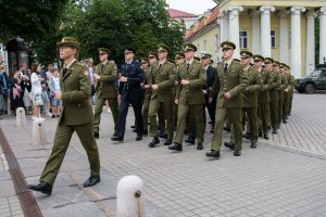  Pasiruošę ginti mūsų valstybę: Lietuvos karo akademijos kariūnams suteiktas pirmasis karininko laipsnis