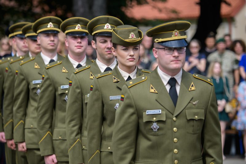Pasiruošę ginti mūsų valstybę: Lietuvos karo akademijos kariūnams suteiktas pirmasis karininko laipsnis