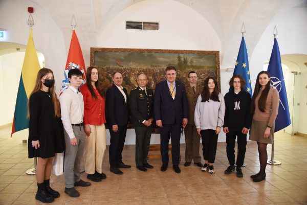  Apdovanoti mokinių rašinių konkurso „Mes esame NATO“ laureatai