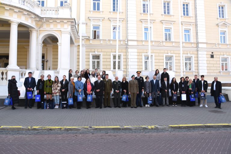 Apdovanoti mokinių rašinių konkurso „Mes esame NATO“ laureatai