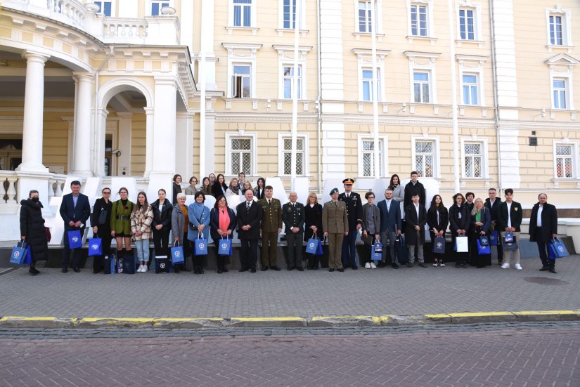 Apdovanoti mokinių rašinių konkurso „Mes esame NATO“ laureatai