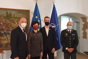  Apdovanoti mokinių rašinių konkurso „Mes esame NATO“ laureatai
