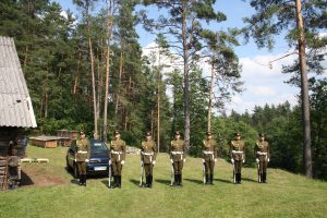  Dainavos apygardos partizanų vadų J. Vitkaus-Kazimieraičio ir A. Ramanausko-Vanago vadavietės atidarymo akimirkos