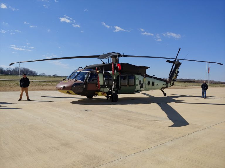 Lietuvos įsigyti sraigtasparniai UH-60 „Black Hawk“ pristatyti į modifikacijos gamyklą