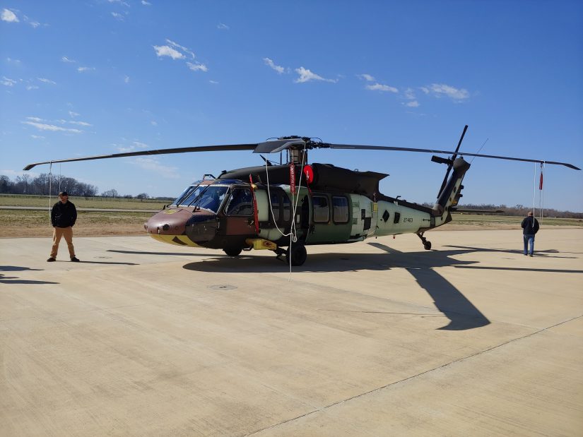 Lietuvos įsigyti sraigtasparniai UH-60 „Black Hawk“ pristatyti į modifikacijos gamyklą