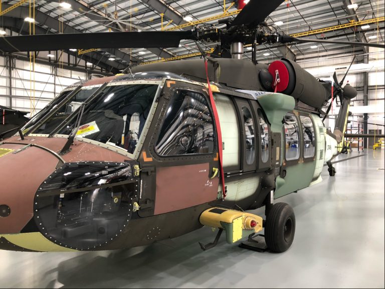  Lietuvos įsigyti sraigtasparniai UH-60 „Black Hawk“ pristatyti į modifikacijos gamyklą