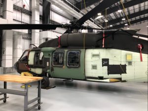  Lietuvos įsigyti sraigtasparniai UH-60 „Black Hawk“ pristatyti į modifikacijos gamyklą