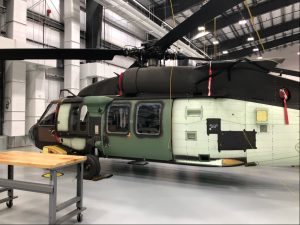  Lietuvos įsigyti sraigtasparniai UH-60 „Black Hawk“ pristatyti į modifikacijos gamyklą