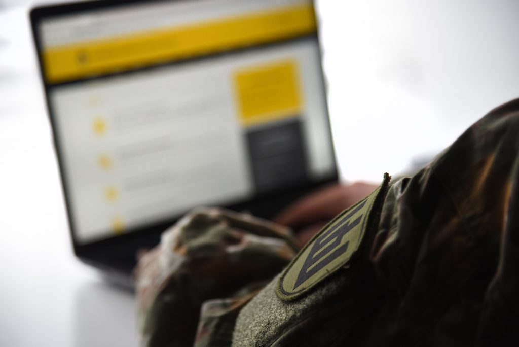 Tarptautinėse pratybose „Gintarinė migla“ – Lietuvos kariuomenės ir partnerių treniruotės ginti ypatingos svarbos informacines sistemas