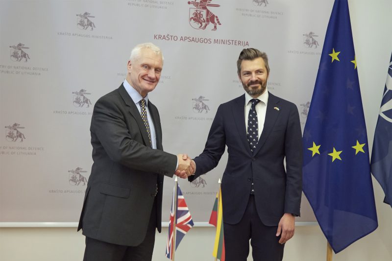 Su britų Europos reikalų ministru aptarta koordinuota parama Ukrainai: Lietuva į JK siųs instruktorius Ukrainos karių mokymui